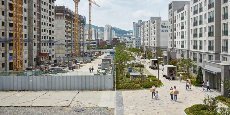 멈춘 부동산 PF 사업장이 청년·신혼부부 임대주택으로 전환되는 모습
